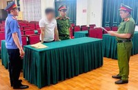 Tống đạt quyết định khởi tố, lệnh bắt tạm giam đối với Nguyễn Như Thành (Thành viên góp vốn công ty Win Group). Ảnh: CA