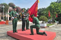 Chiến sĩ mới tuyên thệ dưới quân kỳ quyết thắng.