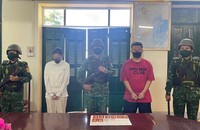 Hai đối tượng vận chuyển ma túy bị bắt cùng tang vật ở khu vực biên giới thuộc địa bàn Đồn Biên phòng Roòn quản lý.