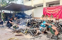 Công an Kon Tum tiêu hủy gần 2.000 vũ khí, công cụ hỗ trợ do người dân tự nguyện giao nộp.