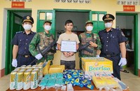 Đối tượng Thái Văn Bé cùng tang vật.