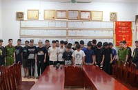 Bắt tạm giam 17 đối tượng mang khung khí "diễu phố" ở Hòa Bình