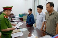Các bị can: Nguyễn Thái Sơn, Bùi Văn Nhu, Bùi Thị Phương Thuý (từ phải qua trái) tại cơ quan Công an