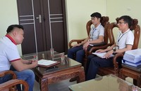 Chủ tịch xã Đông Tiến (đeo kính) và Phó Giám đốc BQLDA ĐTXD huyện Yên Phong tự ý đưa ra phương thức làm việc không áp dụng theo quy định của pháp luật, cản trở phóng viên tiếp cận toàn bộ hồ sơ liên quan đến dự án.