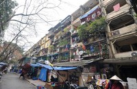 Khu chung cư cũ Giảng Võ (Ba Ðình, Hà Nội) đã xuống cấp từ nhiều năm nay (Ảnh: Báo Nhân dân)