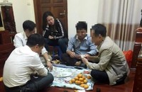 Hình ảnh xuất hiện trên mạng xã hội được cho là một số lãnh đạo xã Long Châu, huyện Yên Phong, tỉnh Bắc Ninh đánh bài ăn tiền. Ảnh: MXH