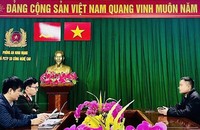 Cán bộ Phòng An ninh mạng và Phòng chống tội phạm sử dụng công nghệ cao Công an tỉnh Hà Tĩnh làm việc với T.D.T. Ảnh: CAHT