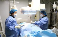 Ekip thực hiện kỹ thuật cấy máy tạo nhịp 3 buồng tại Trung tâm Tim mạch - Bệnh viện Đa khoa tỉnh Phú Thọ.