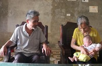 Tết của bé trai mất cả cha và mẹ trong đám cháy Đê La Thành