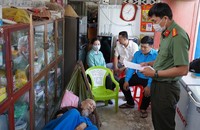 Cơ quan An ninh điều tra đọc lệnh khởi tố vụ án, bị can đối với ông Vân. Ảnh: Công an Long An