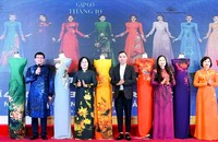 Tại sự kiện “Gặp gỡ tháng 10”, lần đầu tiên mẫu áo dài biểu trưng của Nhà giáo Việt Nam được Công đoàn Giáo dục Việt Nam chính thức giới thiệu đến công chúng