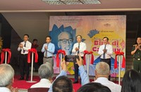 Các đại biểu cắt băng khai mạc triển lãm. Nguồn Báo VH