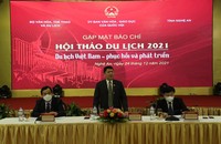 Ông Tạ Văn Hạ - Phó Chủ nhiệm Ủy ban Văn hóa, Giáo dục của Quốc hội (giữa); Ông Nguyễn Trùng Khánh – Tổng Cục trưởng Tổng cục Du lịch (trái) và ông Bùi Đình Long - Phó Chủ tịch UBND tỉnh Nghệ An (phải).