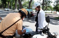 Trông người để ngẫm đến mình (Bài 3): Tạm giữ giấy phép lái xe, các nước cũng đau đầu