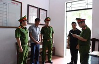 Cơ quan Cảnh sát điều tra Công an tỉnh Phú Thọ đọc lệnh bắt khẩn cấp đối với Văn Mạnh Thắng, Chủ tịch UBND xã Thạch Khoán (Ảnh: Công an Phú Thọ)