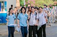 Các thí sinh hân hoan sau khi kết thúc kỳ thi ĐGNL đợt 1 năm 2025.
