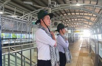 Từ ngày 21/4/2025, đội ngũ nhân viên nhà ga tuyến Metro số 1 (Bến Thành – Suối Tiên) thuộc Công ty TNHH MTV Đường sắt đô thị số 1 TP HCM (HURC) sẽ xuất hiện với trang phục nón tai bèo và khăn rằn.