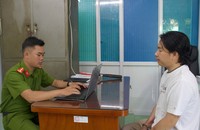 Cán bộ Cơ quan Cảnh sát điều tra - Công an Thành phố lấy lời khai Nguyễn Bảo Hoàng.