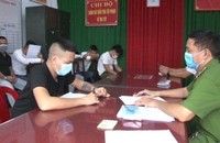 Công an TP.Huế lấy lời khai các đối tượng.
