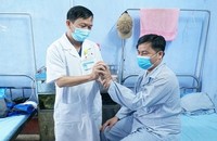 Bác sĩ Lê Công Danh, khoa Nội thăm khám cho bệnh nhân Phạm Đình Hiệp.
