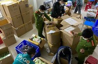 Các sản phẩm chức năng không rõ nguồn gốc bị lực lượng Công an thu giữ.