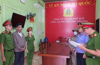 Cơ quan công an đọc lệnh bắt tạm giam đối với Nguyễn Quốc Anh.