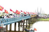 Đôi bờ Hiền Lương - Bến Hải rợp bóng cờ hoa trong ngày hội Thống nhất non sông.