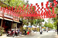Khắp những tuyến đường tại Cố đô Huế được trang hoàng cờ hoa mừng 50 năm Ngày Giải phóng miền Nam, thống nhất đất nước (30/4/1975 - 30/4/2025).