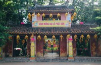 Các tuyến phố, ngôi chùa xứ Huế được trang trí rực rỡ.