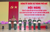 Bộ CHQS thành phố tặng giấy khen cho các tập thể đã có thành tích xuất sắc trong 10 năm thực hiện chỉ thị 05.
