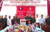 Lãnh đạo Bộ CHQS TP Huế trao quà tặng lãnh đạo tỉnh SeKong.