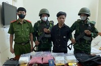 Đối tượng TonSakSith LatXaKham cùng tang vật.
