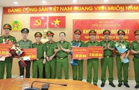Đại tá Lê Phi Hùng, Phó Giám đốc Công an tỉnh chúc mừng và biểu dương thành tích của các tập thể trong việc phối hợp điều tra, truy bắt đối tượng gây án.