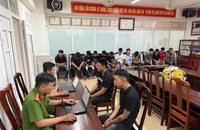 Công an thành phố Huế làm việc với nhóm thanh thiếu niên.