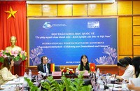 PGS.TS Vũ Thị Lan Anh, Phó hiệu trưởng trường Đại học Luật Hà Nội và ông Timo Rinke, Trưởng đại diện Viện FES tại Việt Nam đồng chủ trì Hội thảo.