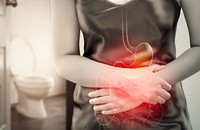Ăn đồ ăn không đảm bảo vệ sinh cũng là nguyên nhân của bệnh viêm đại tràng