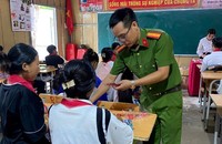 Thiếu tá Công an Vũ Văn Chính mở lớp dạy tiếng Anh miễn phí với hy vọng đây sẽ là nơi gieo mầm những khát vọng, mang ánh sáng tri thức và đưa các em mở cánh cửa giao lưu với thế giới.