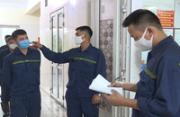 Đo thân nhiệt cho công nhân trước khi giao ca tại công ty than Uông Bí.