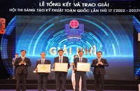 Ông Phạm Văn Minh (đứng giữa), Giám đốc Công ty CP Than Vàng Danh, đại diện nhóm tác giả nhận giải Nhì Hội thi Sáng tạo kỹ thuật toàn quốc lần thứ 17.