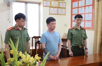 Đối tượng Lê Việt Hùng (ở giữa) (Ảnh: Bộ Công an)