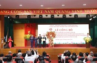 Đồng chí Vũ Hồng Thanh - Ủy viên Trung ương Đảng, Phó chủ tịch Quốc hội trao Nghị quyết của Ủy ban Thường vụ Quốc hội cho các đồng chí Thường trực Tỉnh ủy Hà Tĩnh.