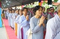 Dòng người xếp hàng chờ được chiêm bái Xá lợi Đức Phật tại Đại lễ Vesak