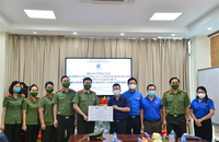 Văn phòng Bộ Công an phối hợp cùng Thành đoàn Hà Nội trao tặng 100 suất quà hỗ trợ cho sinh viên ngoại tỉnh gặp khó khăn do dịch COVID-19 đang học tập tại Trường Đại học Điện lực