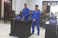 Hai bị cáo Phạm Đức Việt và Phạm Văn Thung (từ trái sang phải).