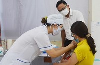 Cán bộ y tế Trạm Y tế cho trẻ uống Vitamin A đảm bảo đúng kỹ thuật, đúng đối tượng, đủ liều lượng.