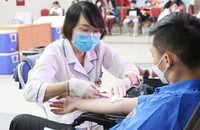 Cán bộ, phóng viên Báo Pháp luật Việt Nam tham gia hiến máu tình nguyện. Ảnh: Ngọc Nga