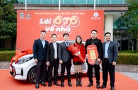 Ban lãnh đạo TV.PHARM trao ô tô trúng thưởng cho khách hàng tại khu vực Miền Bắc