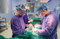 Kíp bác sĩ phẫu thuật cho bệnh nhân. Ảnh: BVCC