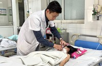 Bác sĩ Vũ Đức Thịnh - Khoa Phẫu thuật Tiêu hóa khám lại cho bệnh nhi. Ảnh: Bệnh viện cung cấp