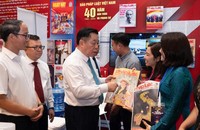 Ông Nguyễn Trọng Nghĩa - Ủy viên Bộ Chính trị, Bí thư Trung ương Đảng, Trưởng Ban Tuyên giáo và Dân vận Trung ương tham quan gian trưng bày của báo Pháp luật Việt Nam.